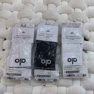 ALO Yoga Unisex Logo Crew Socks in Black and White